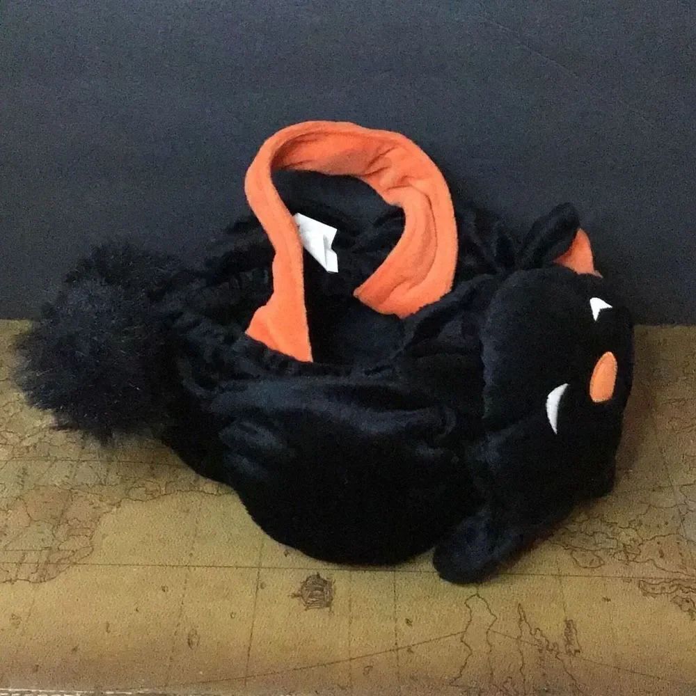 Cute and cuddly, trick-or-treat candy bag By Le top